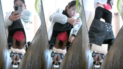 食品厂高清4K（沟厕）（红内裤少妇）一箭三雕 三个B同时拉屎何其壮观