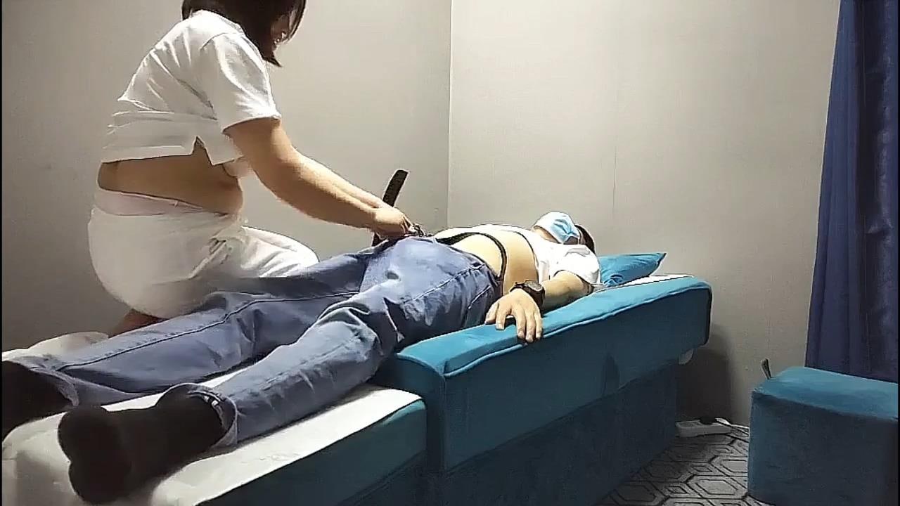 【城中村养生馆】老板娘接客偷拍实录，今晚接了两单生意给收租的土豪大叔来了个双飞