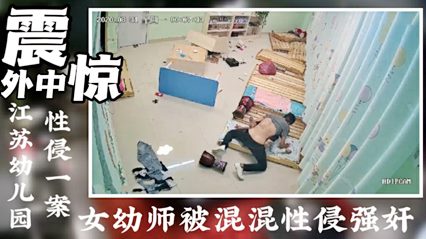 精神小伙轮奸学生妹