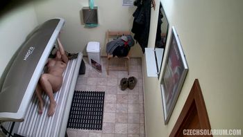 欧美日光浴室偷拍46