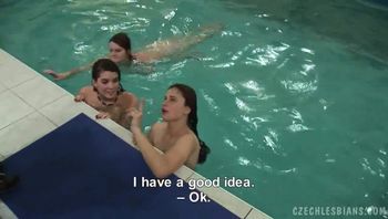 欧美捷克花园派对lesbians欧美日光浴室偷拍01part1