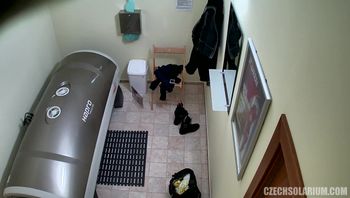 欧美日光浴室偷拍73