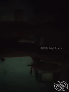 妈妈在楼下看电视，我跑去强上姐姐，姐姐的惨叫声惊动了楼下的妈妈原