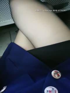 网吧里的骚逼女网管前台深夜找刺激，黑丝高跟跑到厕所大秀自慰，逼里