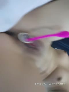 幼稚园小朋友长相清纯新人萌妹圣诞情趣装自慰，脱光跳蛋塞逼特写翘起