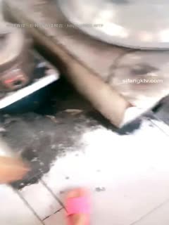 ❤️强烈推荐❤️真实公媳大战，婆婆一出去，公公就和媳妇搞上了，吃