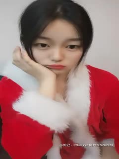 幼稚园小朋友长相清纯新人萌妹圣诞情趣装自慰，脱光跳蛋塞逼特写翘起