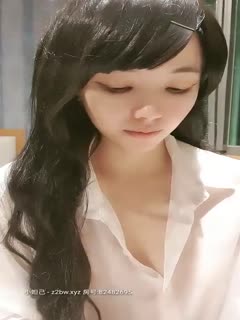 台湾张靓颖性感黑丝白色衬衣妹子自慰诱惑，张开双腿跳蛋震动粉穴呻吟