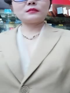 超市老板娘深夜发骚，真空上阵跟狼友互动撩骚听指挥，漏奶子还不够还