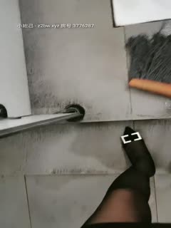 网吧里的骚逼女网管真他么的性感，全程露脸上夜班发骚跑到厕所大秀自