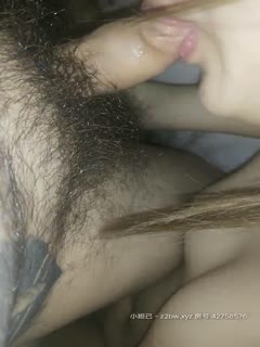 欠操的小骚逼无毛白虎晚上自己抠逼玩道具揉奶子诱惑狼友，给大哥舔鸡