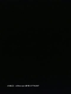 网吧里的骚逼女网管前台深夜找刺激，黑丝高跟跑到厕所大秀自慰，逼里