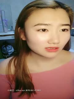 肉肉的可爱丫头白皙美乳甜美妹子自慰诱惑，撩起衣服露奶张开双腿近距