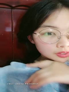 迷人的小少妇每周一啪，让大哥揉着奶子脱了胸罩露脸口口大鸡巴，让大